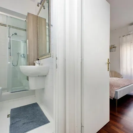 Domus Lou Elegante In Trastevere Apartment *